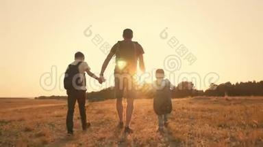 幸福的家庭周游世界.. 父亲和两个儿子从事户外旅游.. 健康生活方式的概念